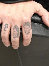 Exemple de tattoo trop détaillé pour les doigts et qui vieillit mal.