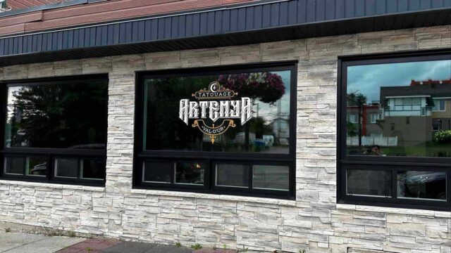 Vitrine extérieur chez Tatouage Artemya, votre Nouveau studio de tatouage à Val-d'Or