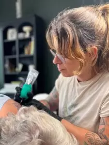 Geme tattoo (Genevieve Mecteau) artiste tatoueur Val-d'Or, co-propriétaire du studio de tatouage Artemya