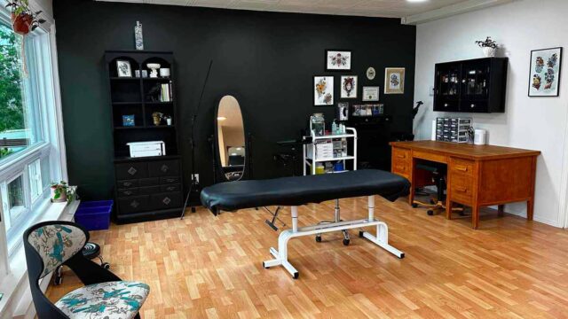 Espace de travail de Geme Tattoo (Genevieve Mecteau) chez Tatouage Artemya, votre Nouveau studio de tatouage à Val-d'Or