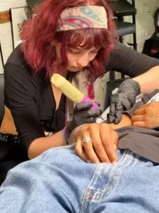 Camille apprenti tatoueuse chez artemya tattoo