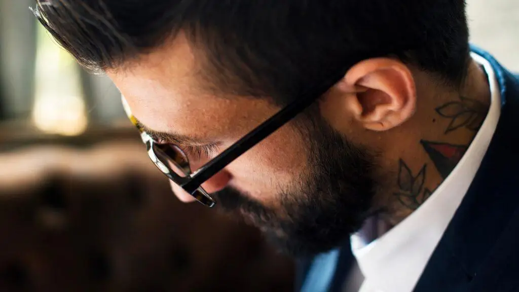 9 Mythes Et Réalités Sur Les Tatouages : L’univers Du Tatouages Mis À Nu 4 Tatouage Artemya La tolérance face au tatouage au travail. Es-ce qu'un employeur peut refuser un employer à cause de ses tatouages